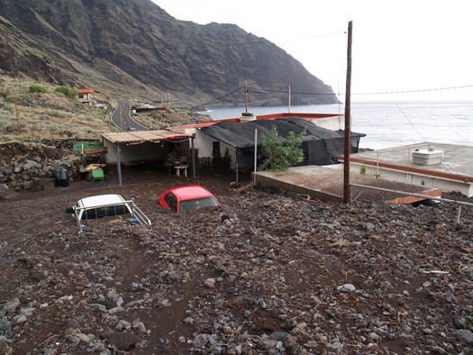 Viviendas y coches enterrados en Las Playas, en el temporal de El Hierro.